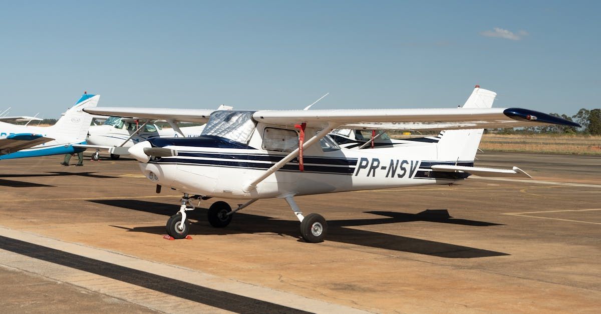 Ein kleines Flugzeug mit den Buchstaben PR-NSV an der Seite steht auf einer Landebahn.