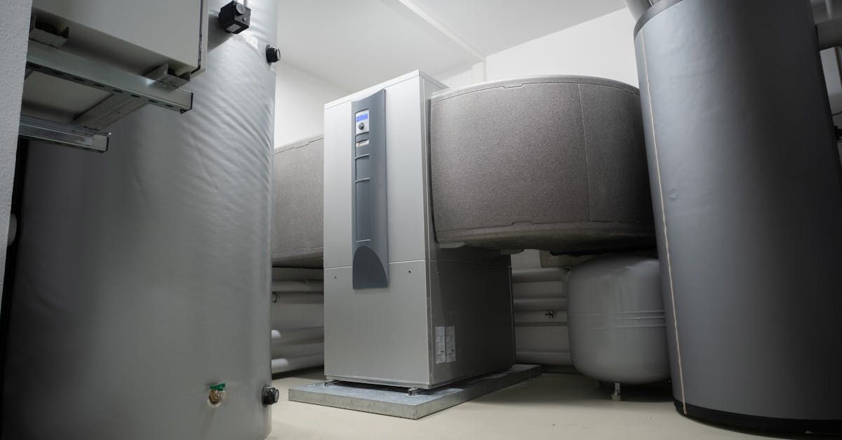 Ein Raum mit vielen grauen Zylindern und einer weißen Box.