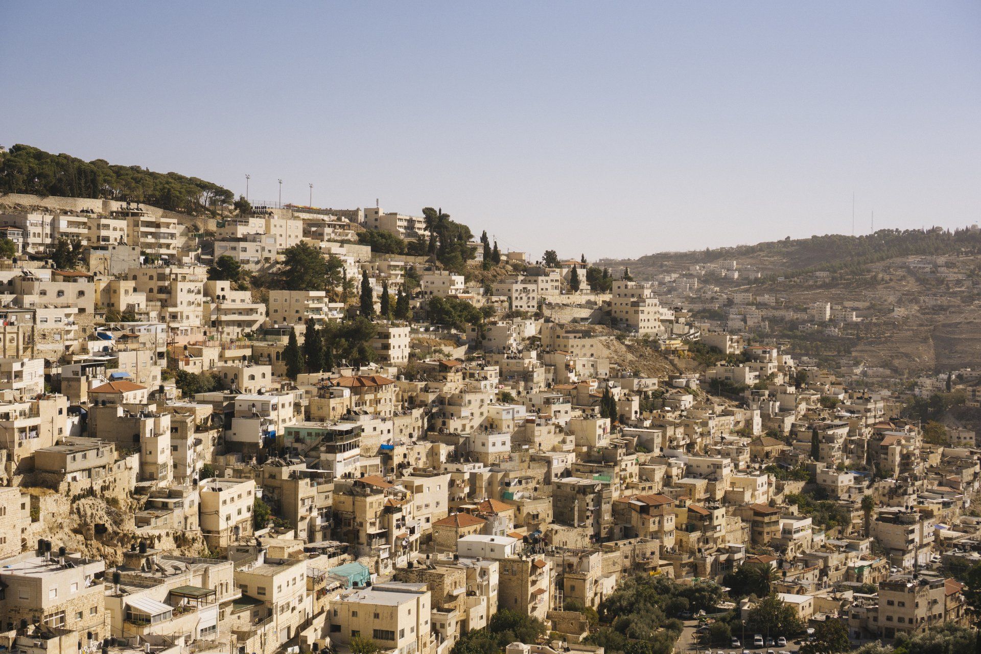 Um restaurante com mesas e cadeiras e copos.