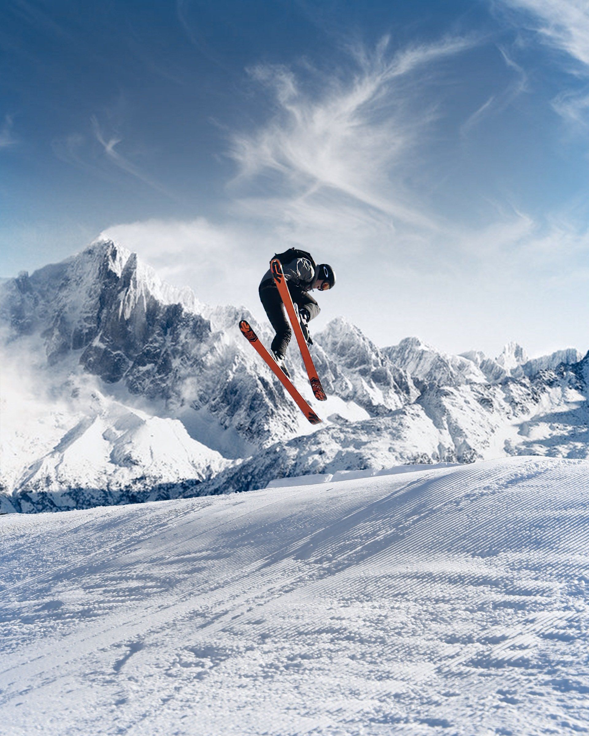 Eine Person springt auf Skiern in die Luft