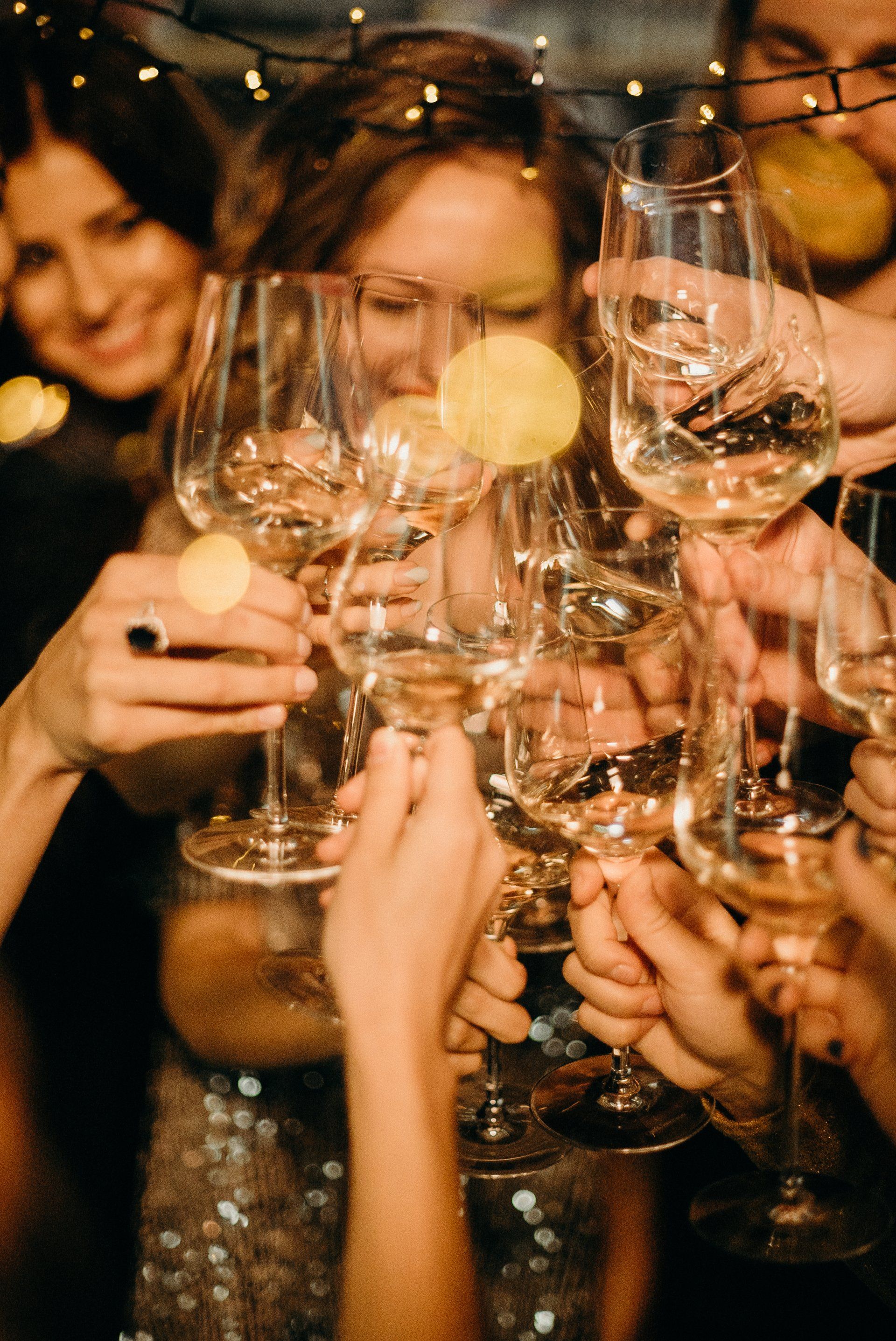 Menschen stoßen mit Weingläsern an, ein festlicher Moment im Schokoladenhotel.