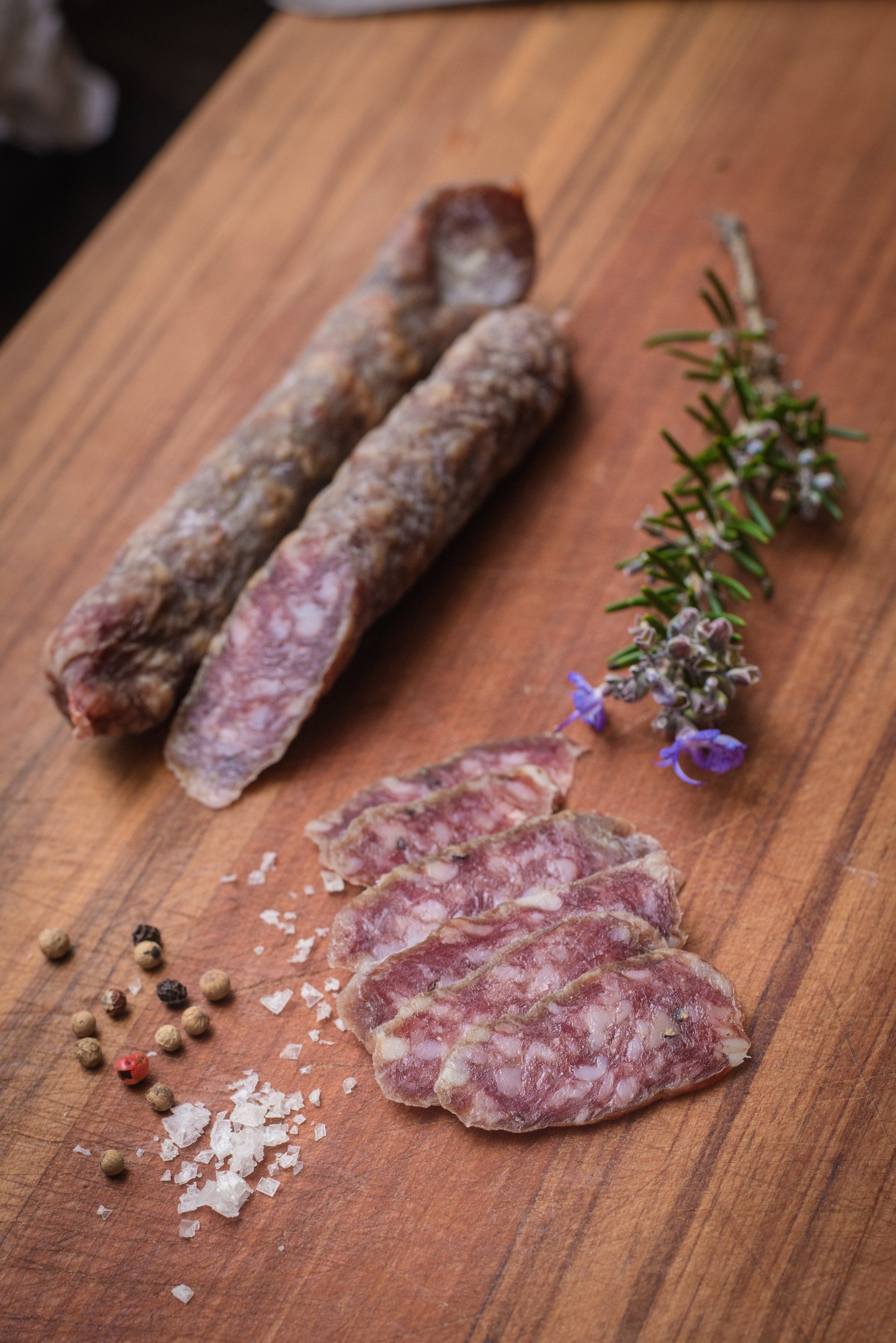 Saucisson artisanal sur planche