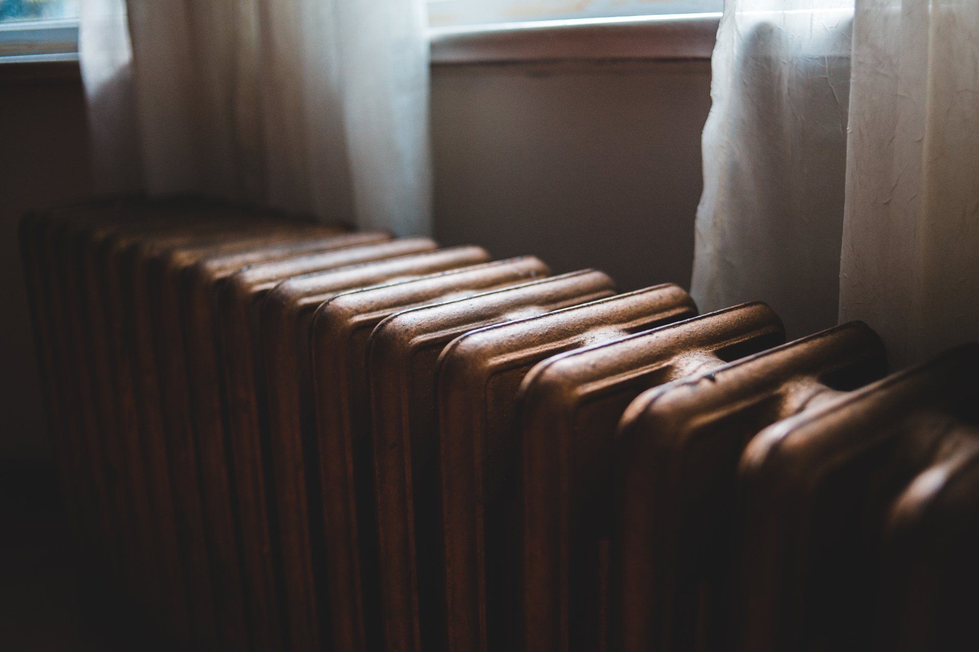 Radiateur en fonte sous fenêtre