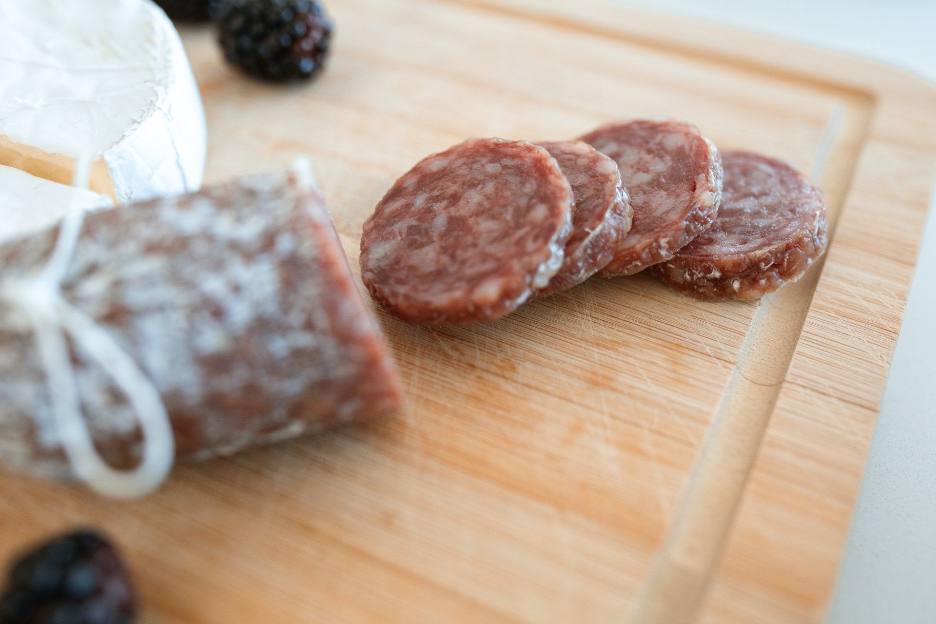 Du saucisson sur une planche en bois