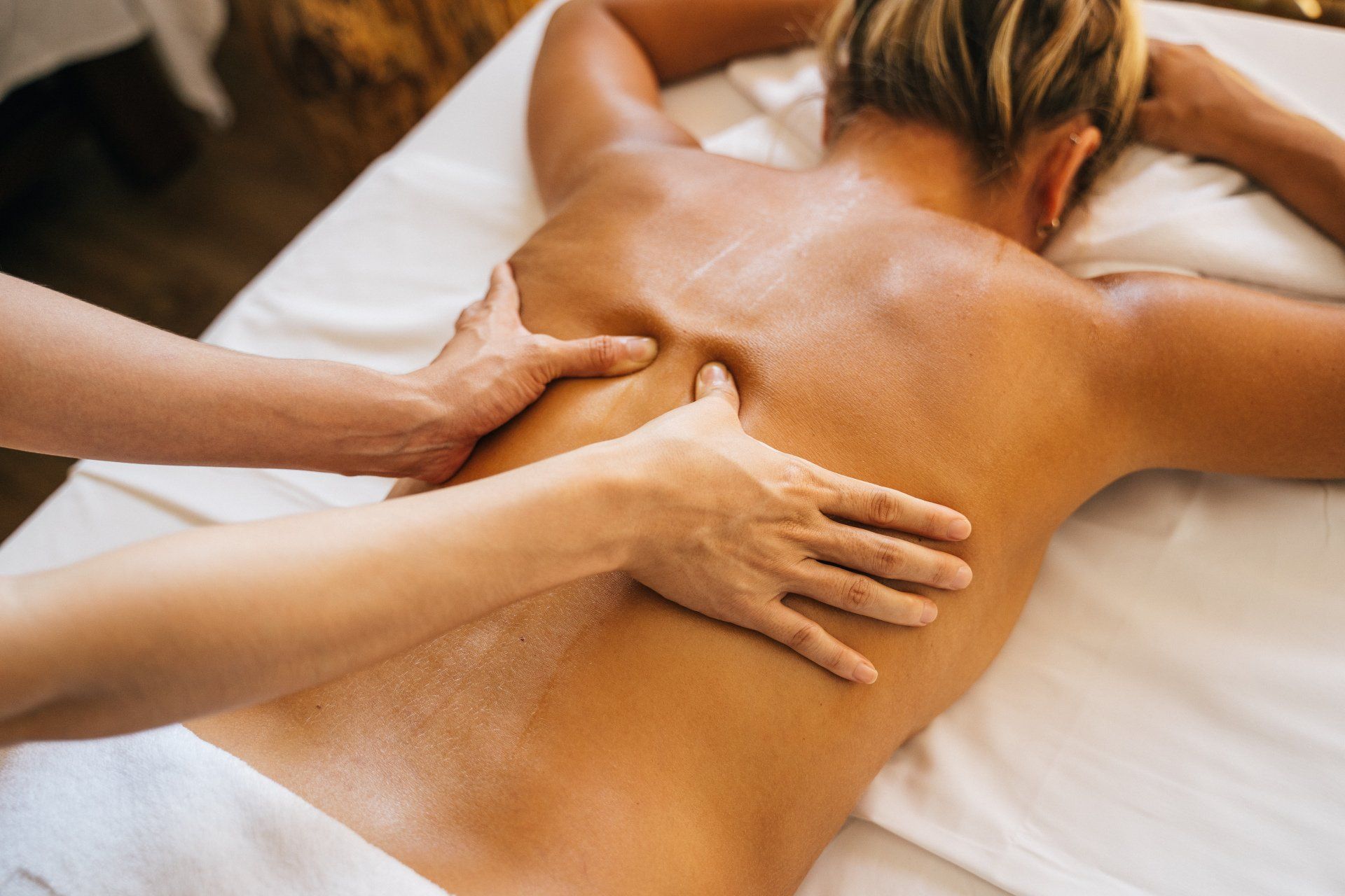 Eine Frau bekommt in einem Spa eine Rückenmassage.