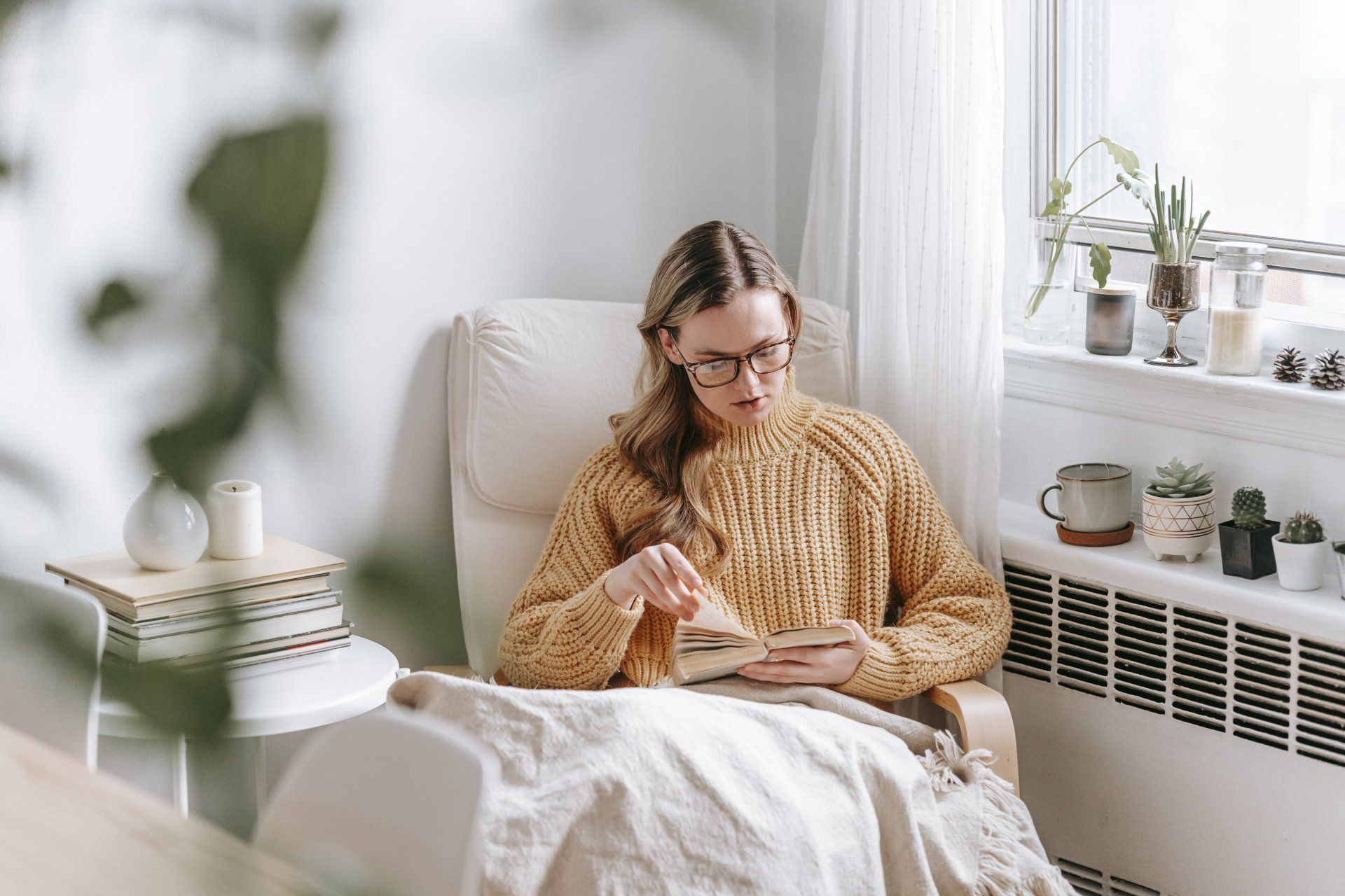 Jeune femme sur fauteuil releveur en train de lire