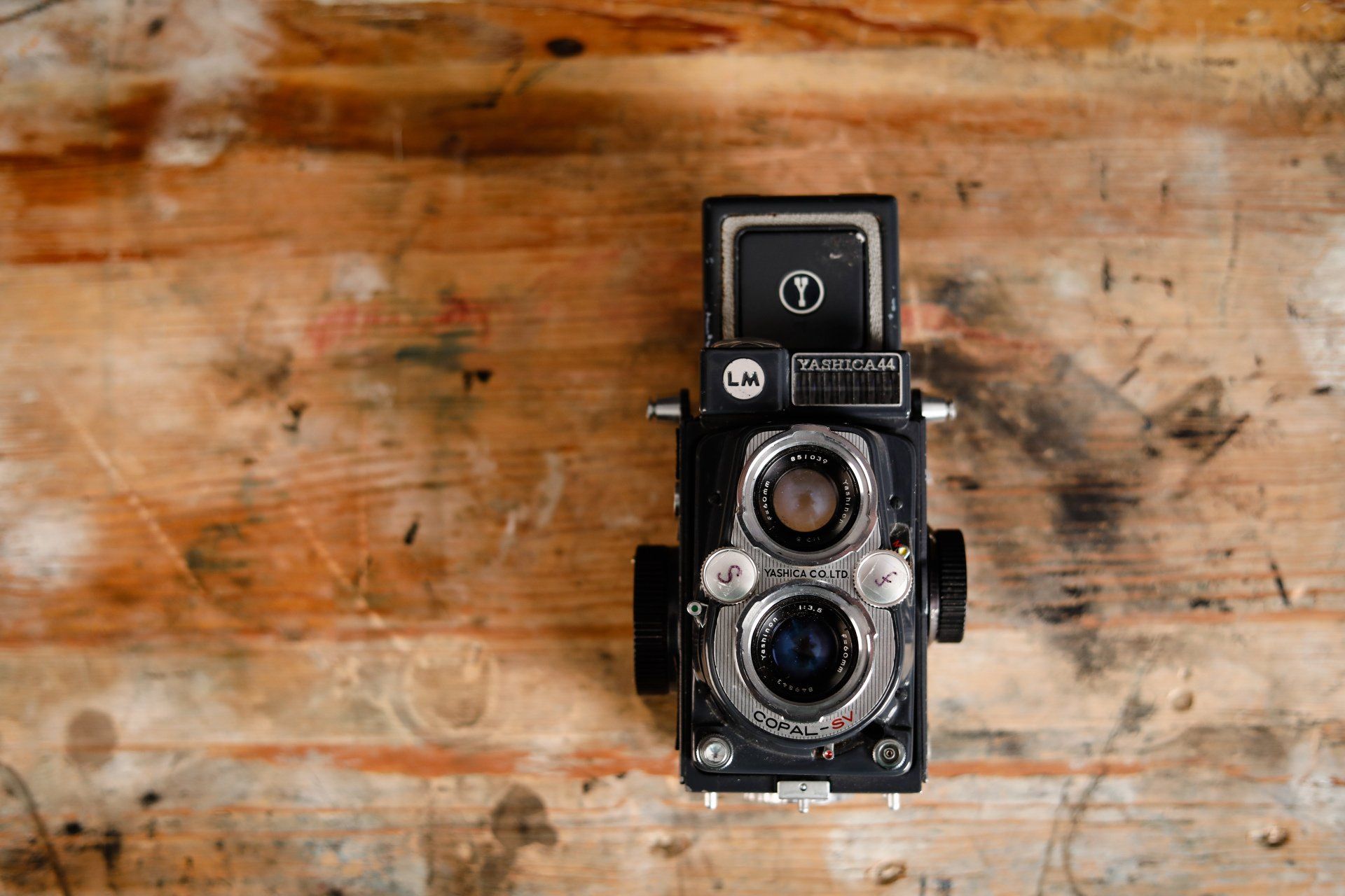 Appareil photo de type argentique de marque Yashica en noir avec des contours gris métallisés