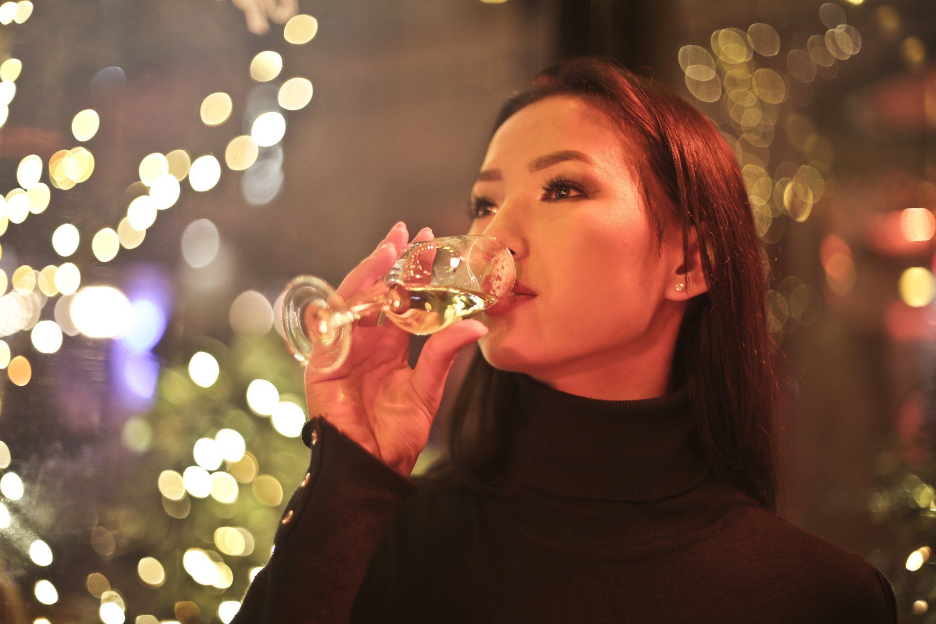 Jeune femme consomme un verre de vin