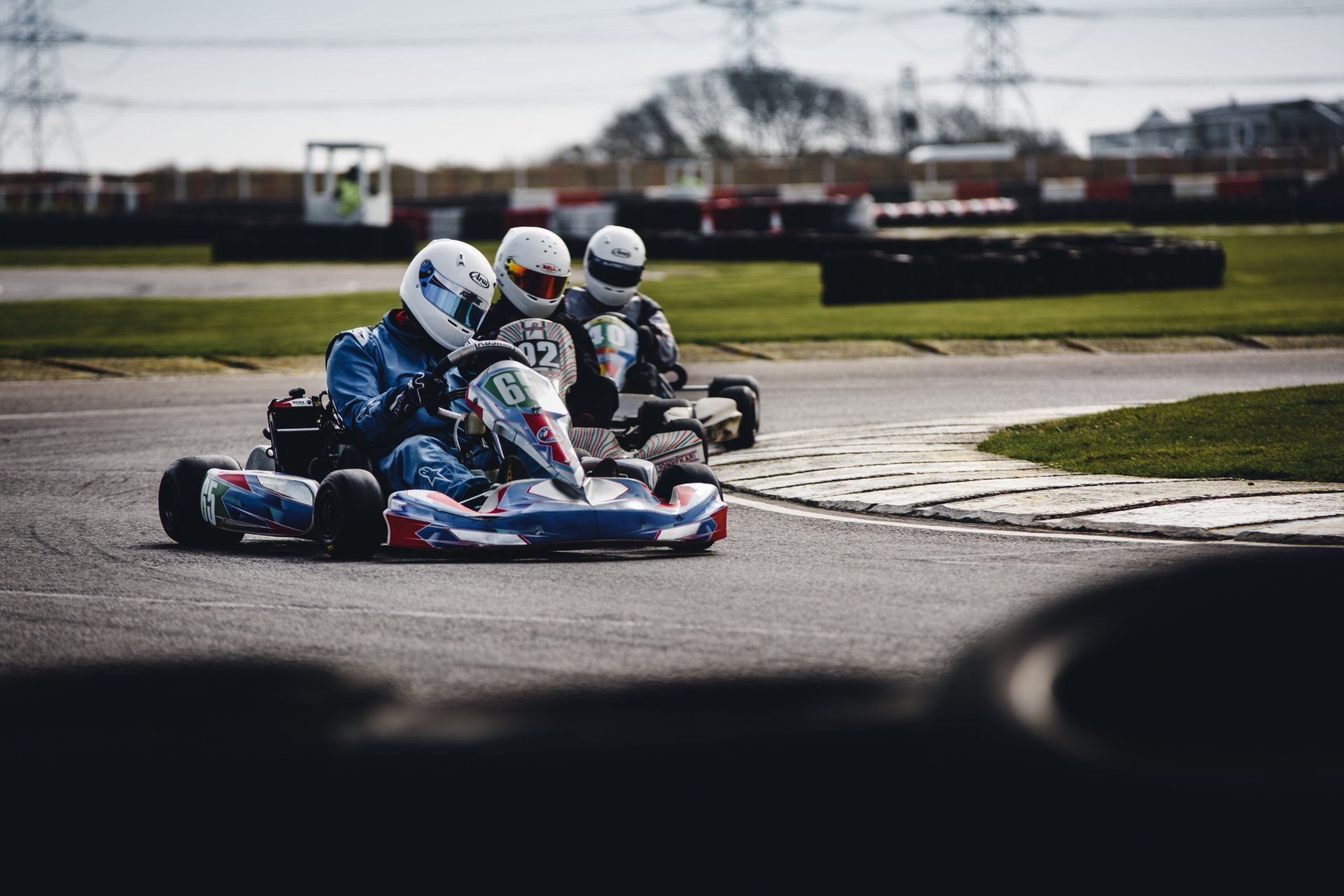 Eine Gruppe von Leuten fährt mit Go-Karts auf einer Strecke.