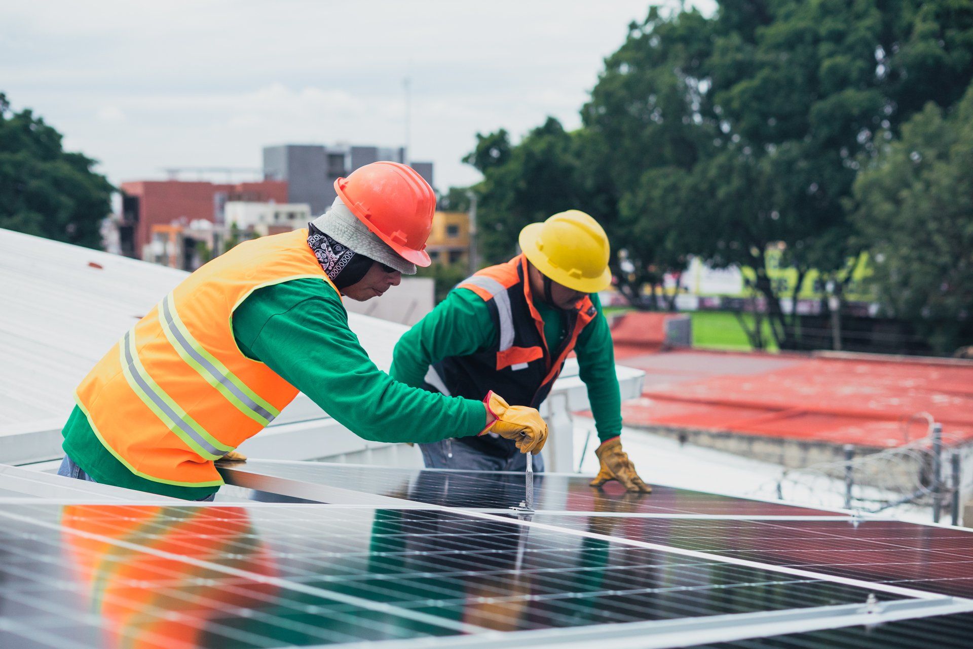 Deux spécialistes réalisant l'installation de panneaux photovoltaïques
