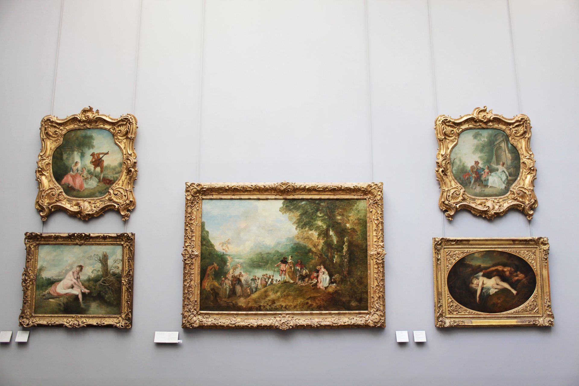 Tableaux accrochés au mur avec encadrement doré 