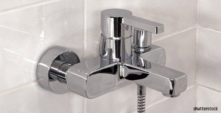 Robinet neuf dans une baignoire