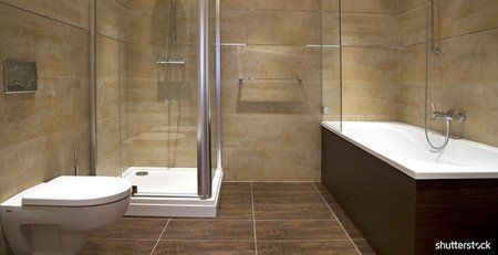 Une salle de bain avec WC, baignoire et cabine de douche.