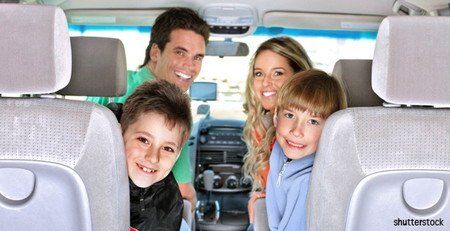 famile dans voiture
