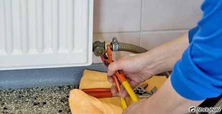 Pince qui serre un robinet de radiateur