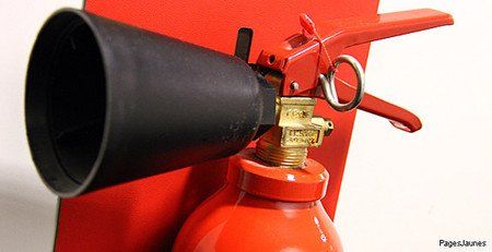 Gros plan sur un extincteur