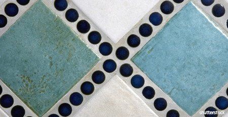 Carrelage bleu faisant une croix remplie de ronds bleus