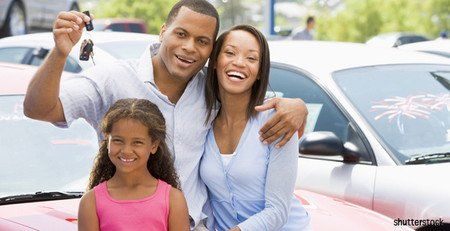 famille devant voiture