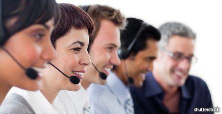 Équipe de femmes et d'hommes qui sourient