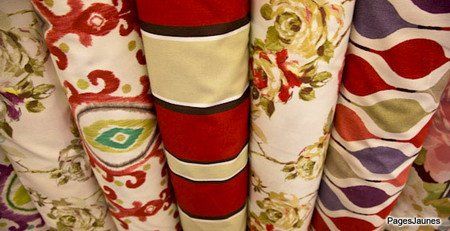 rouleau de tissu avec motif doré et rouge