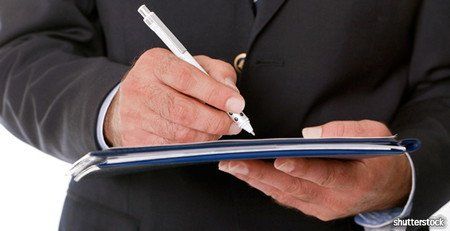 Homme signant un contrat