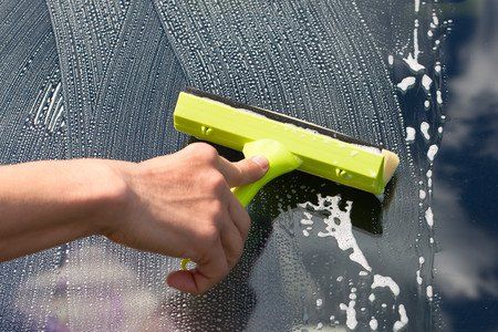 Nettoyage de vitre avec matériel