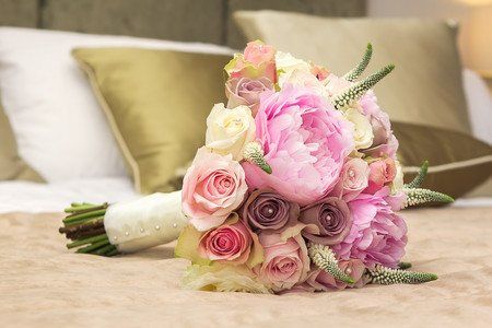Bouquet de mariée sur un lit
