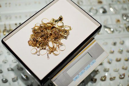 Bijoux sur une balance