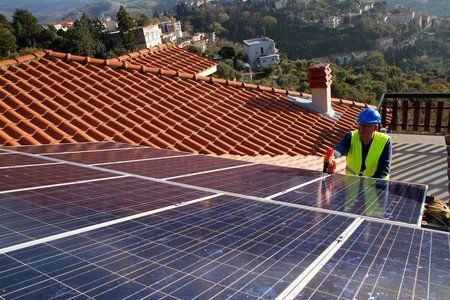 Panneaux solaires sur le toit