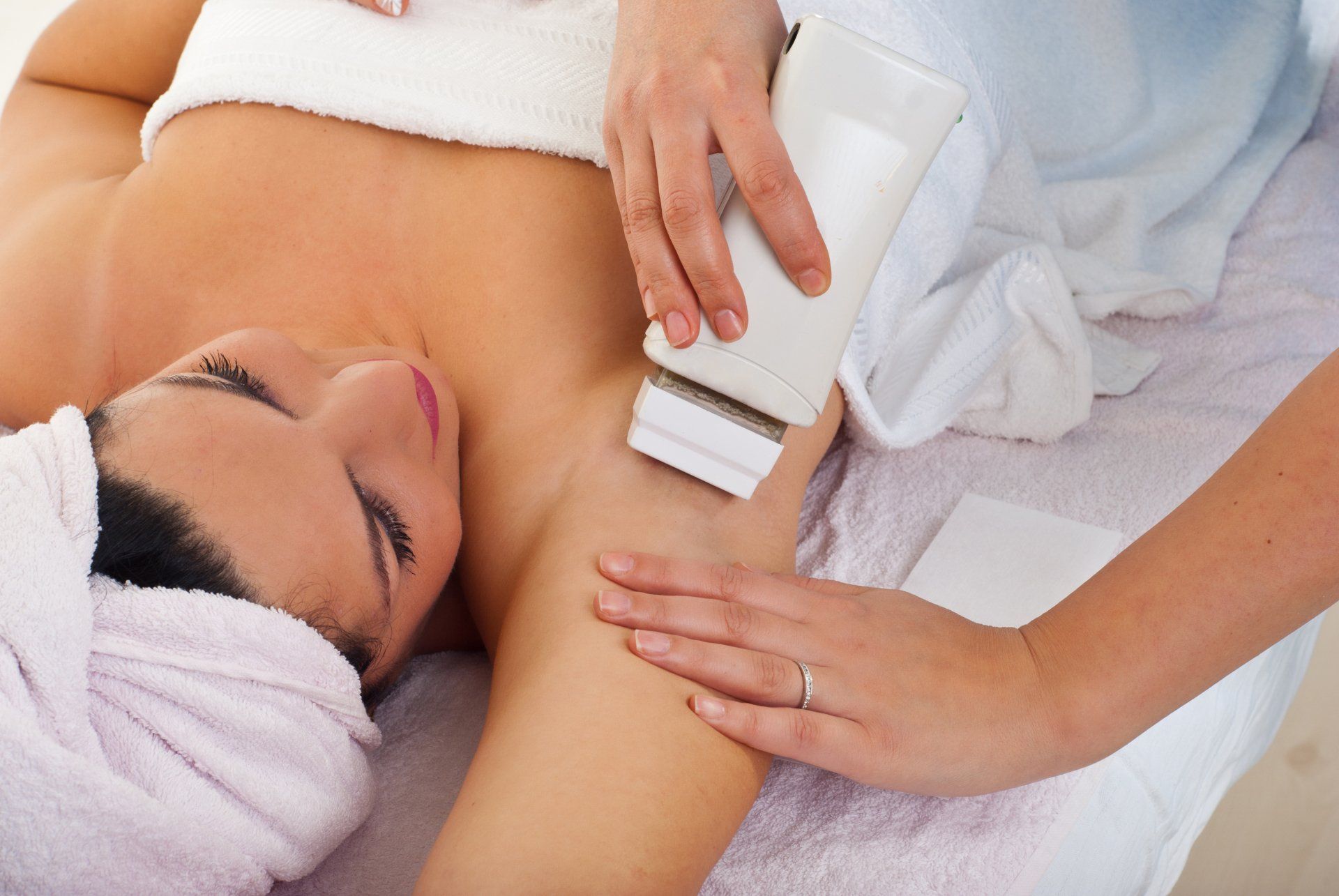 Une femme se faisant épiler les aisselles