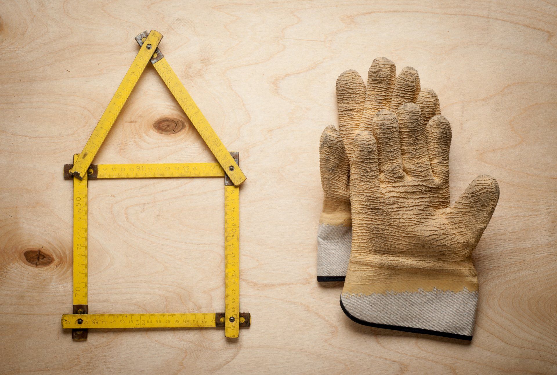 Mètre avec des gants
