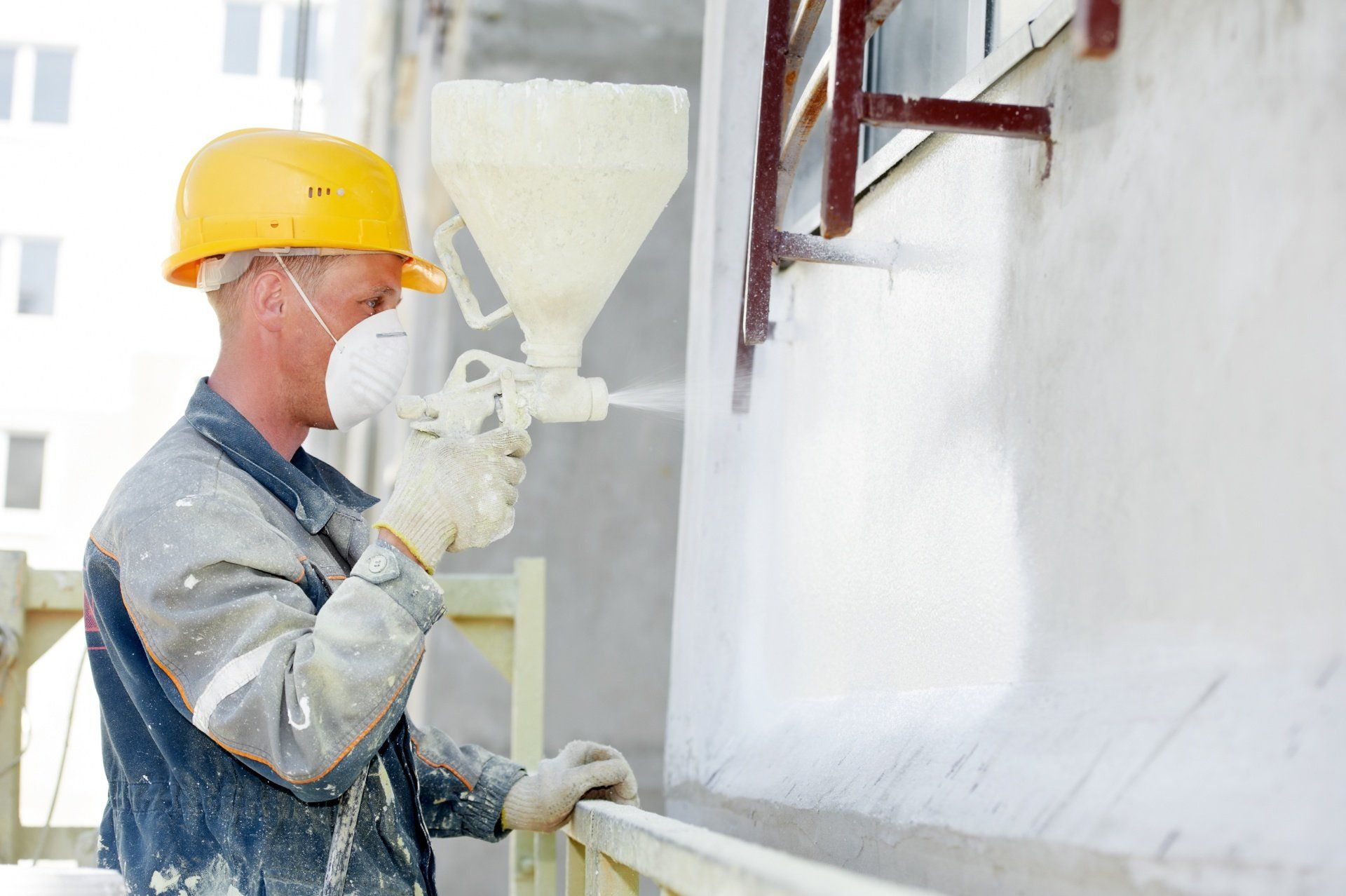 Réalisation d'une peinture sur mur extérieur au pulvérisateur