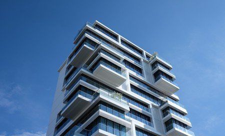 Building avec ciel dégagé