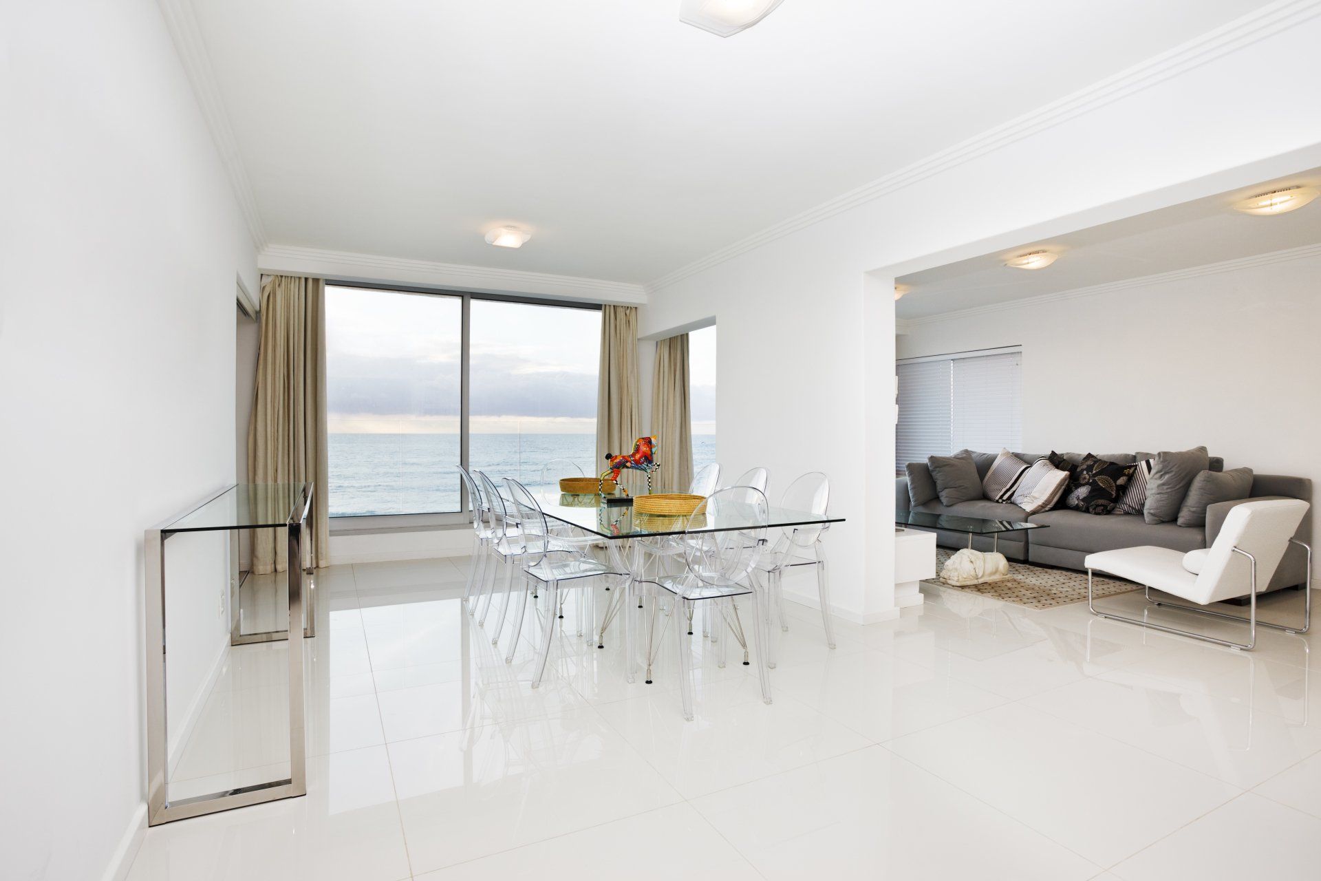 Baie vitrée vue sur la mer