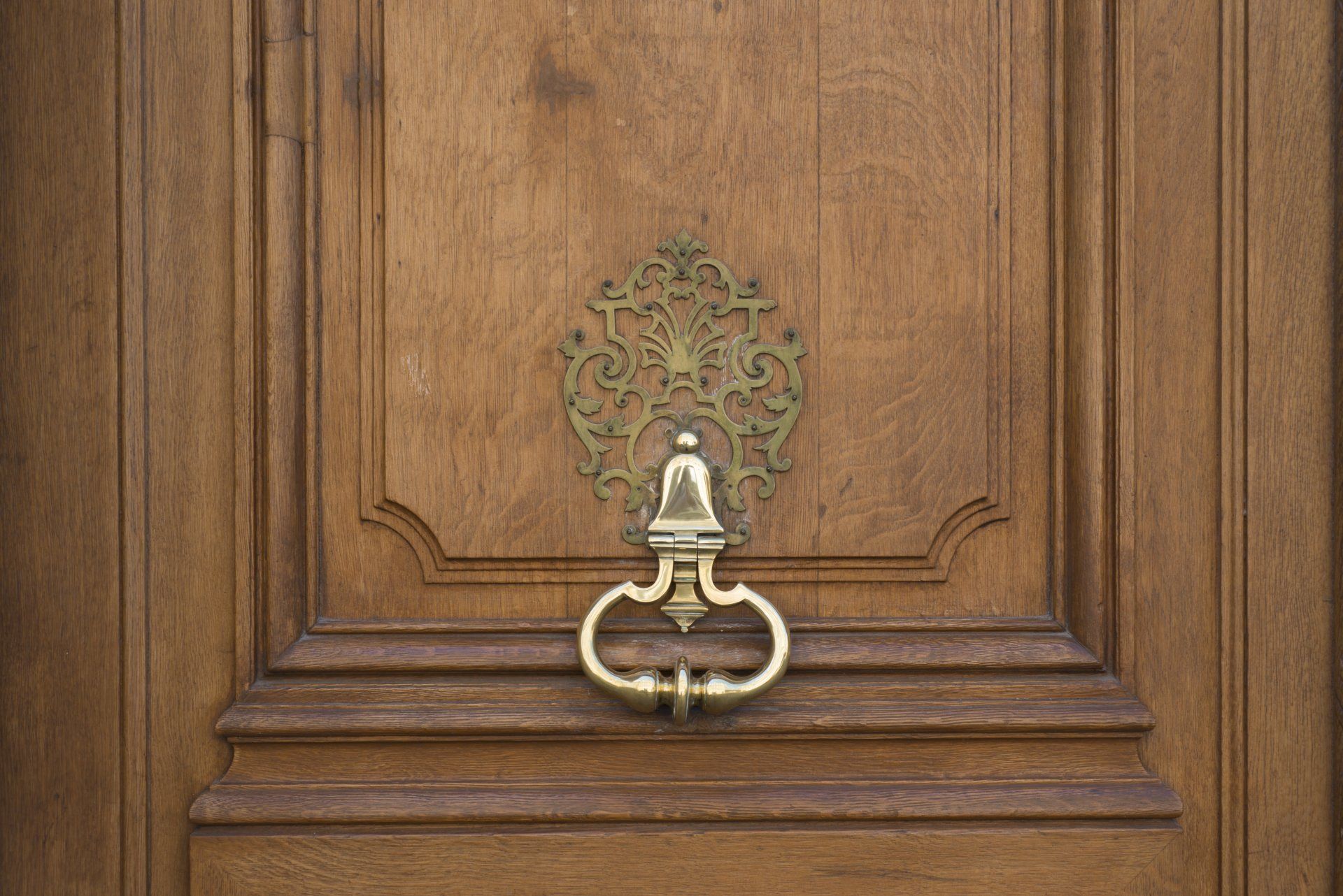 Porte en bois à poignée centrale