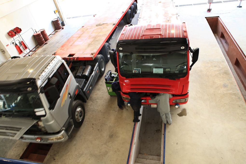Mécanique en atelier sur poids lourds