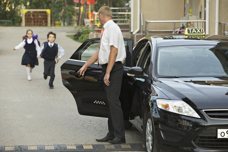 taxi raccompagnant les enfants à la sortie de l'école