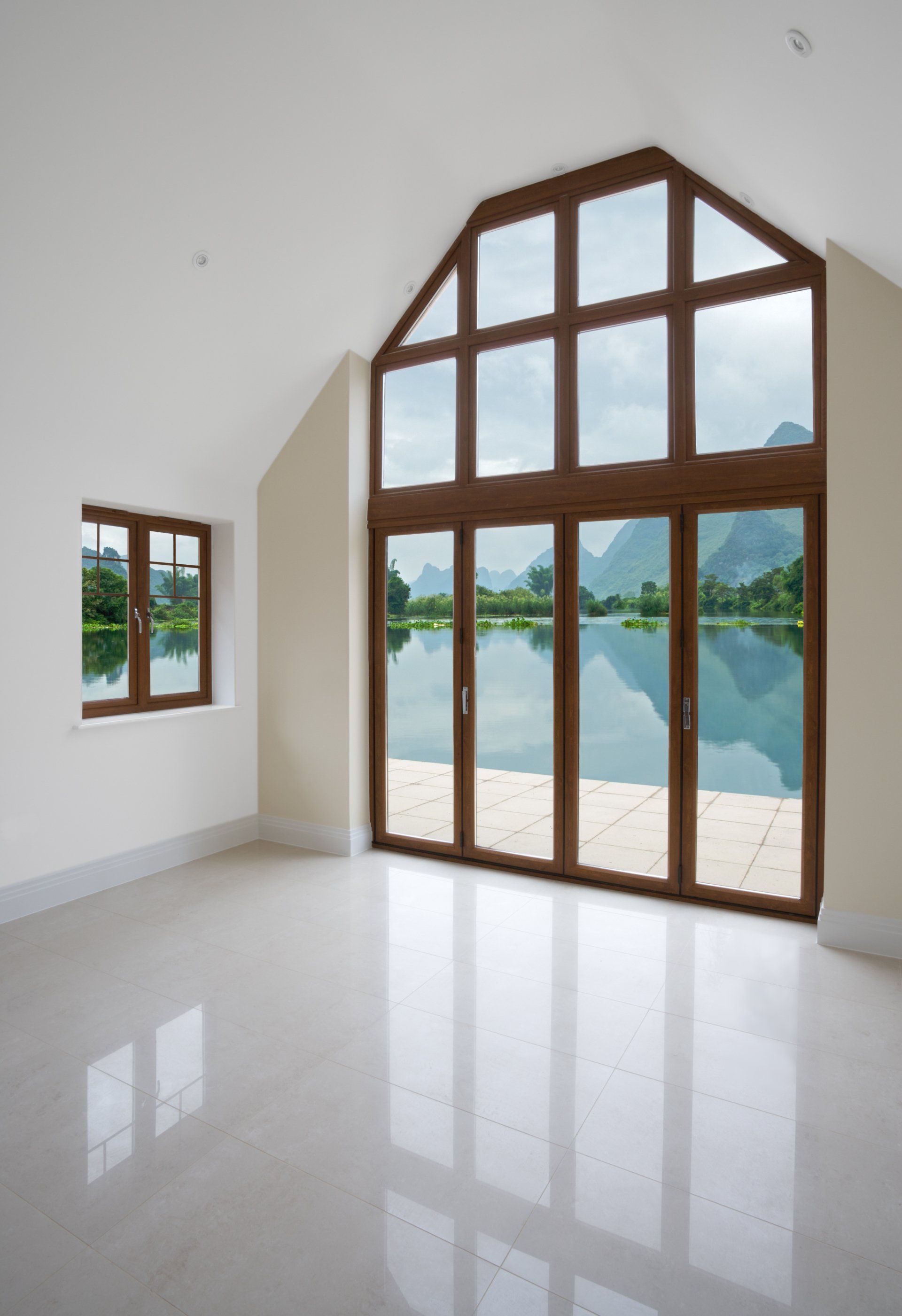 Fenêtre et baie vitrée couleur bois vues de l'intérieur