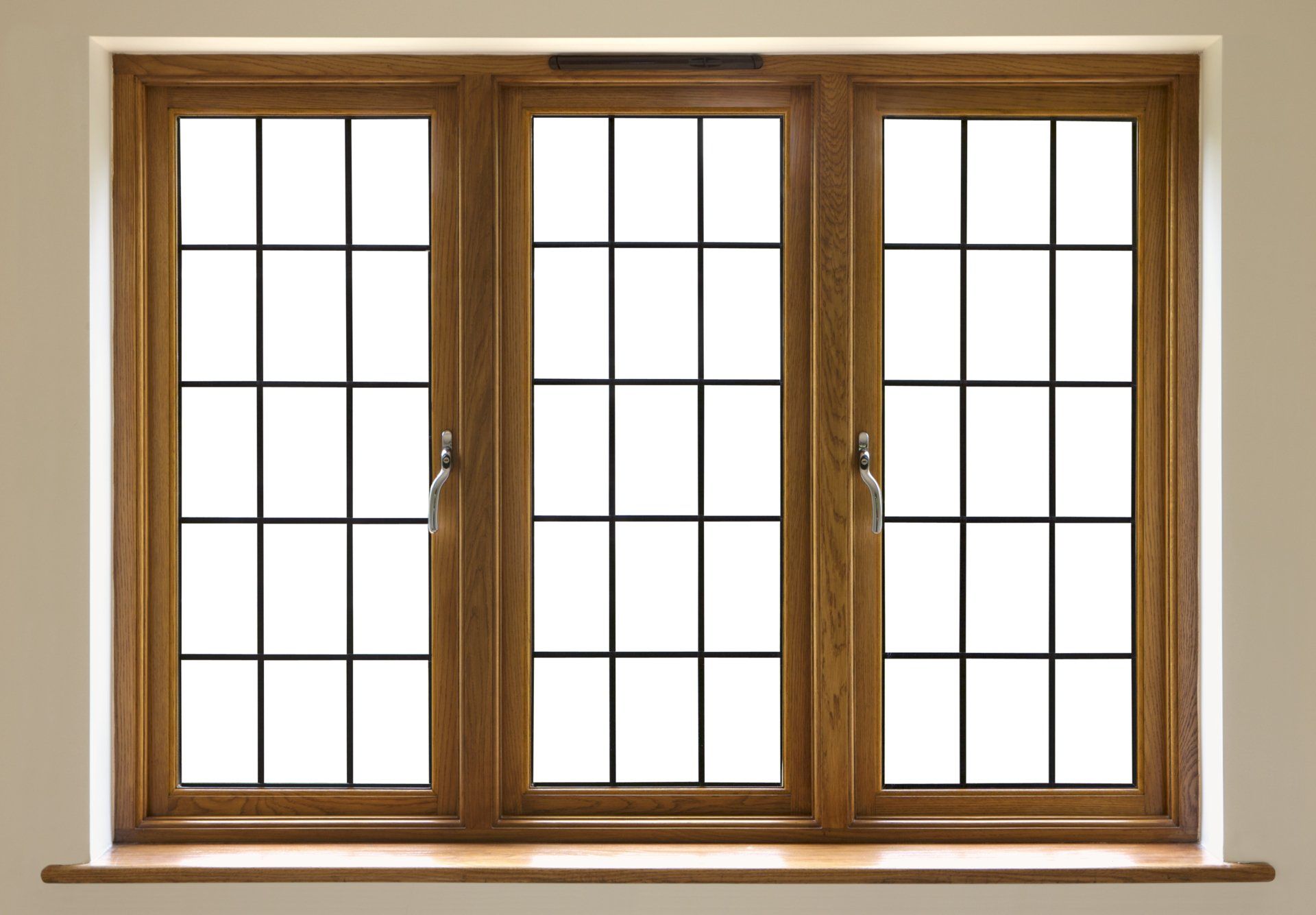 Trois fenêtres en bois