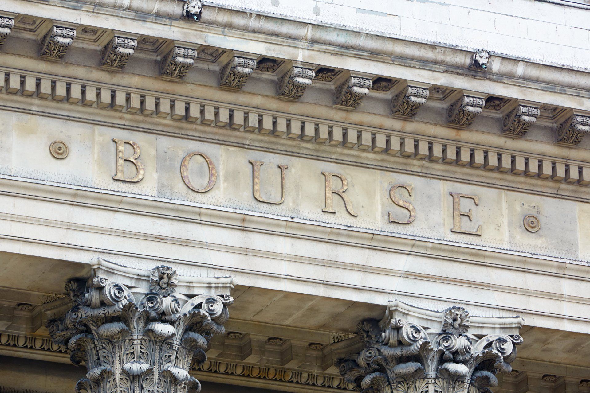 Bâtiment de la Bourse avec le panneau