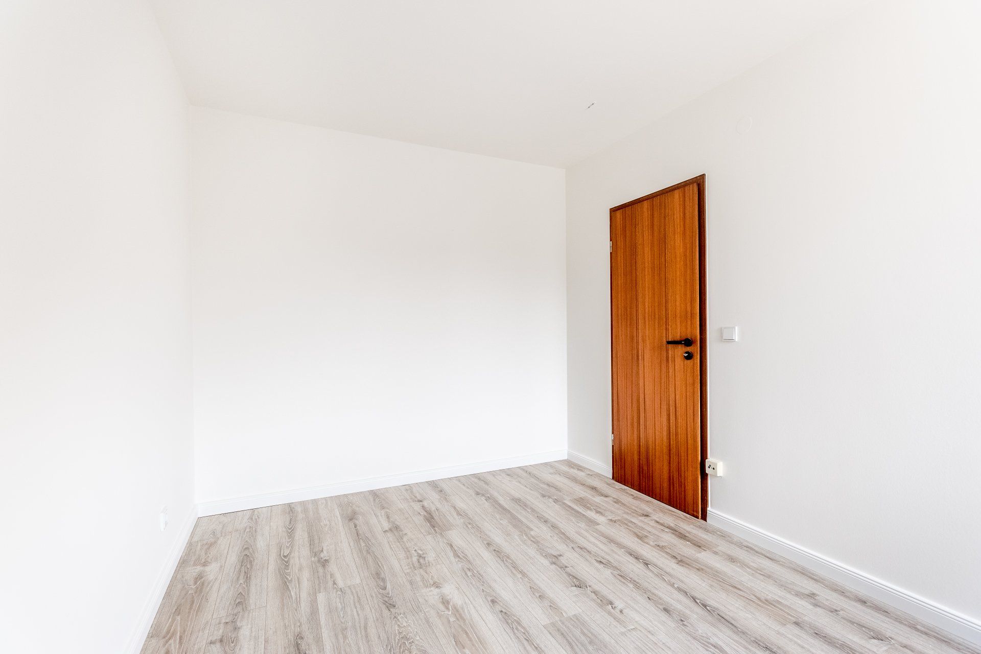 Une porte sur fond blanc
