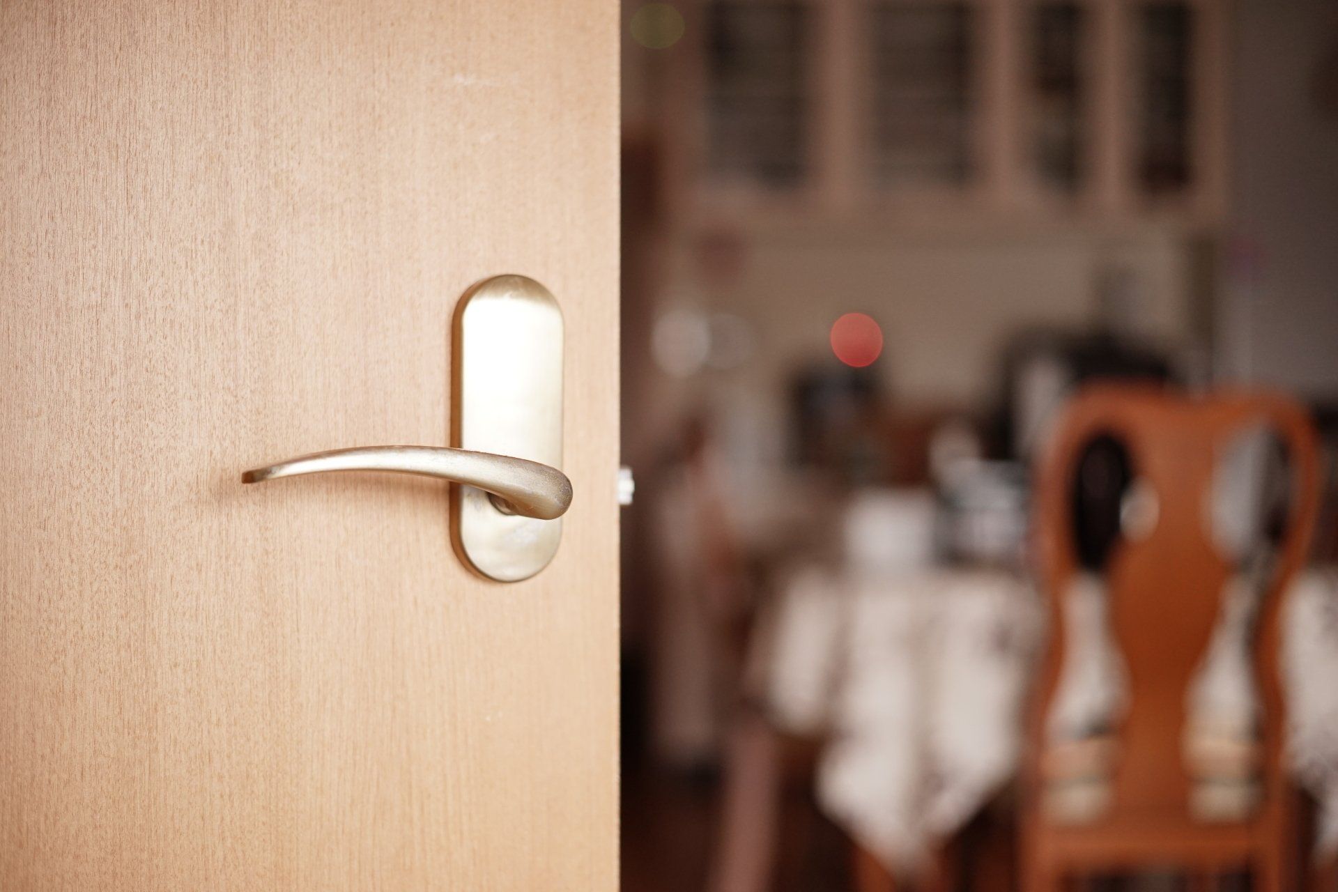 Porte en bois ouverte