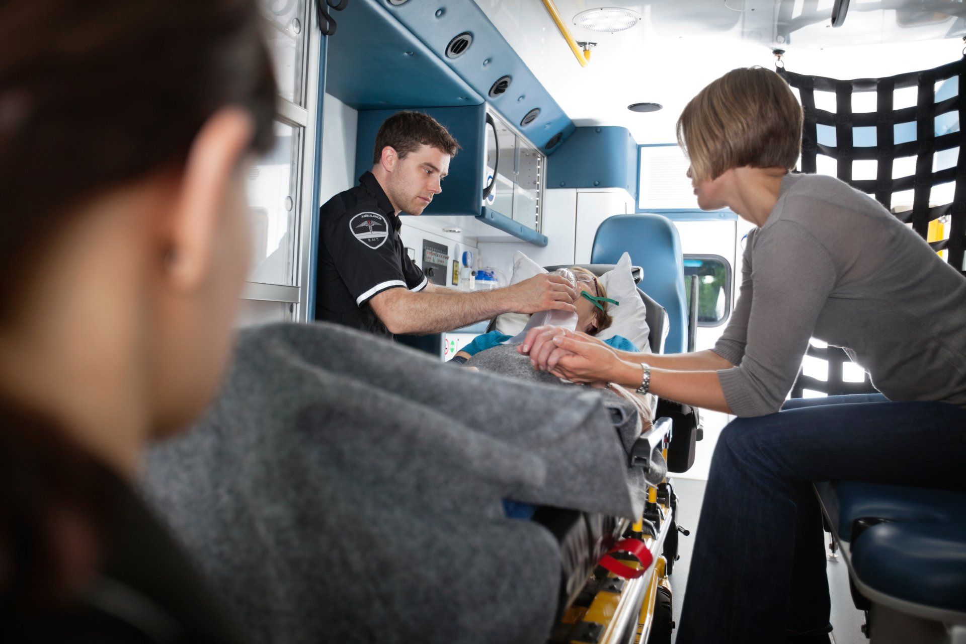 Patient et accompagnant dans ambulance