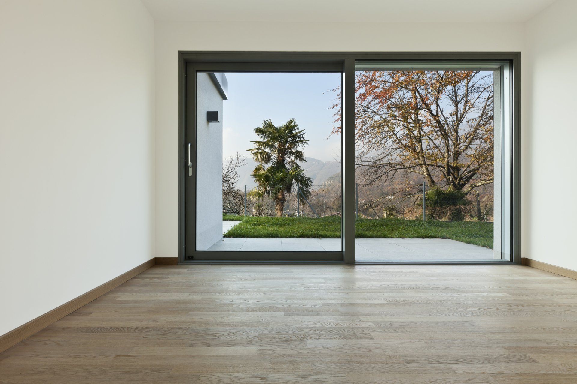 Un parquet avec une grande baie vitrée