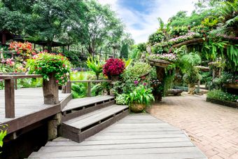 Jardin avec une terrasse en bois