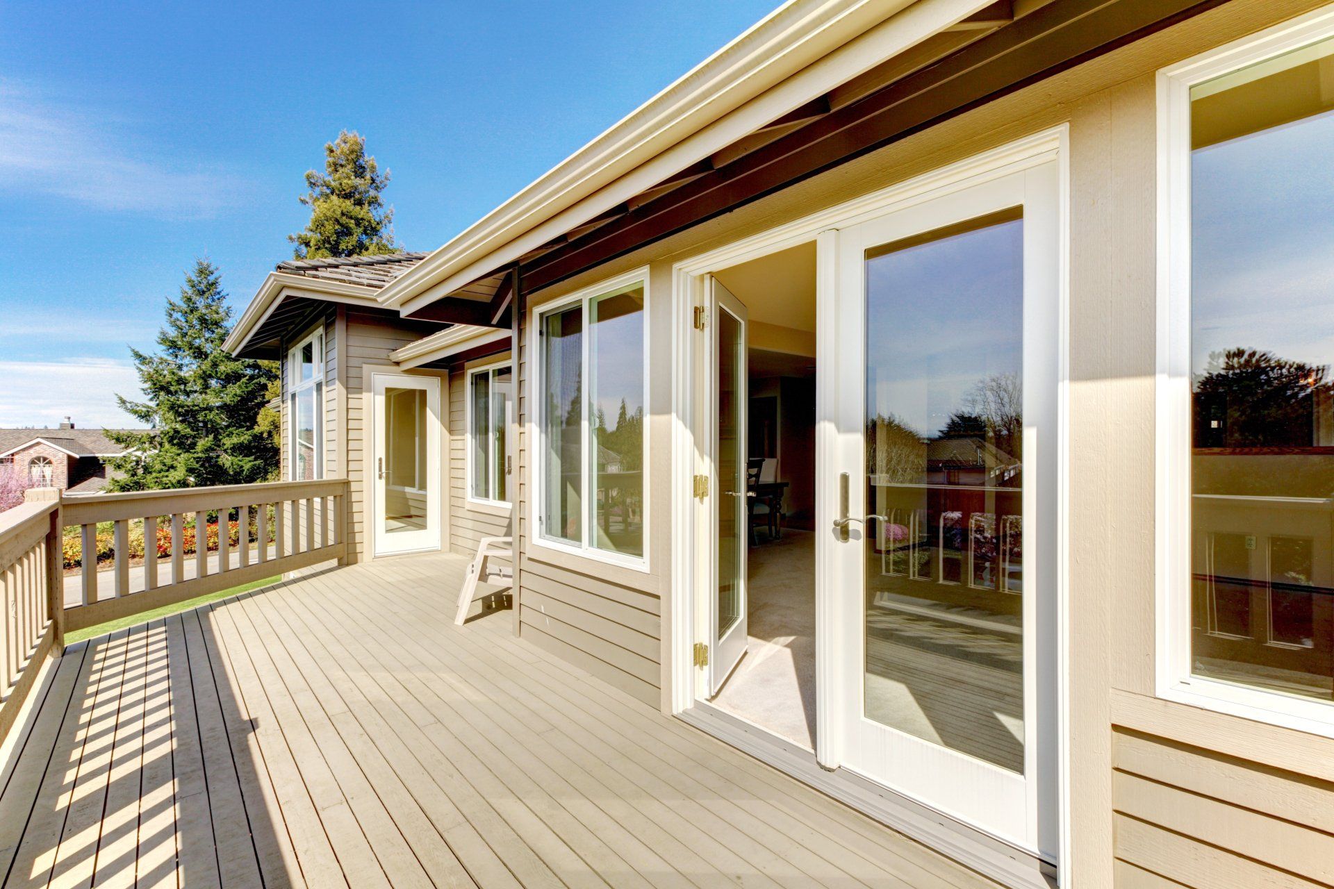 Terrasse sur-élevé en bois avec porte-fenêtre en PVC - maçonnerie