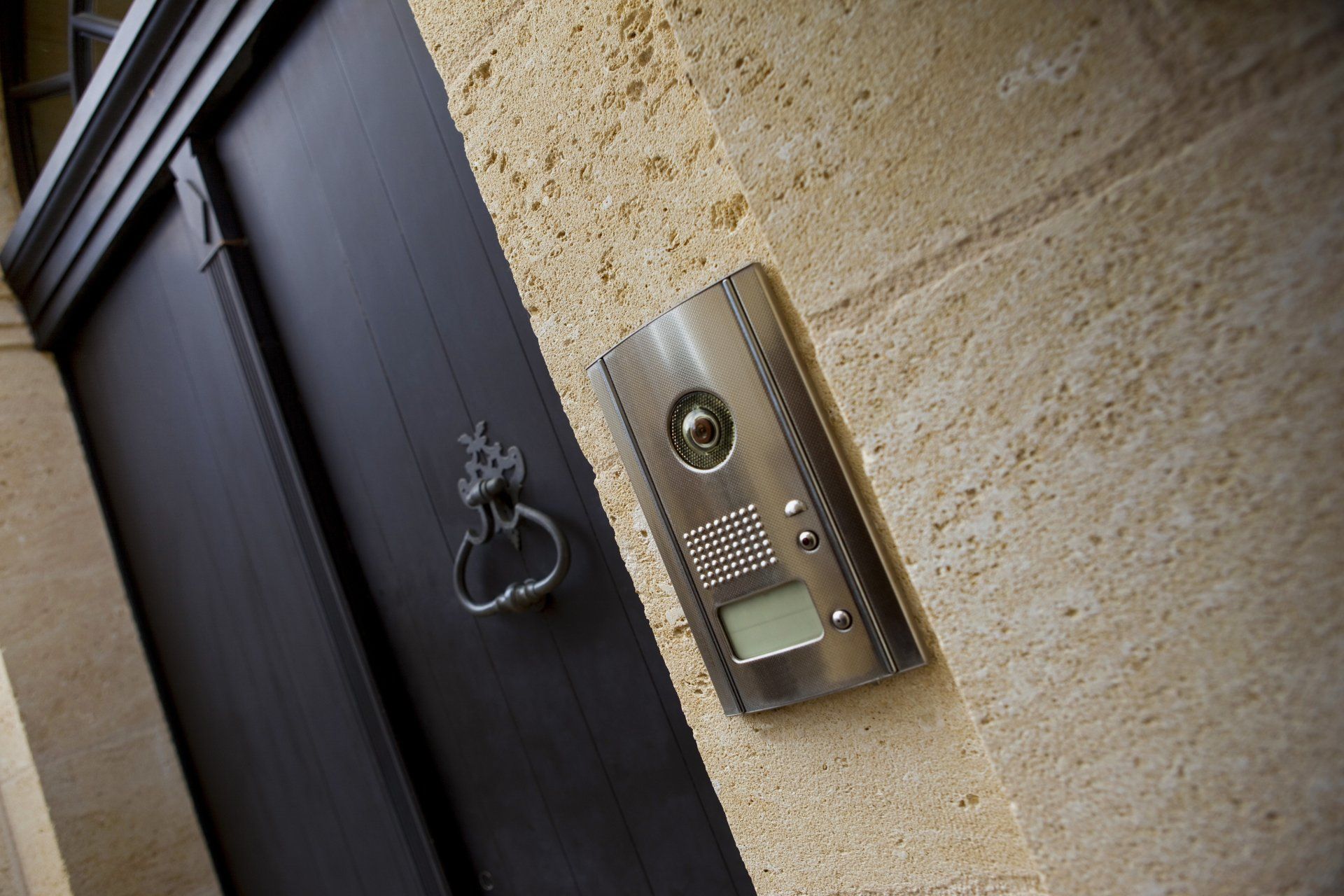 Interphone sur mur en pierre