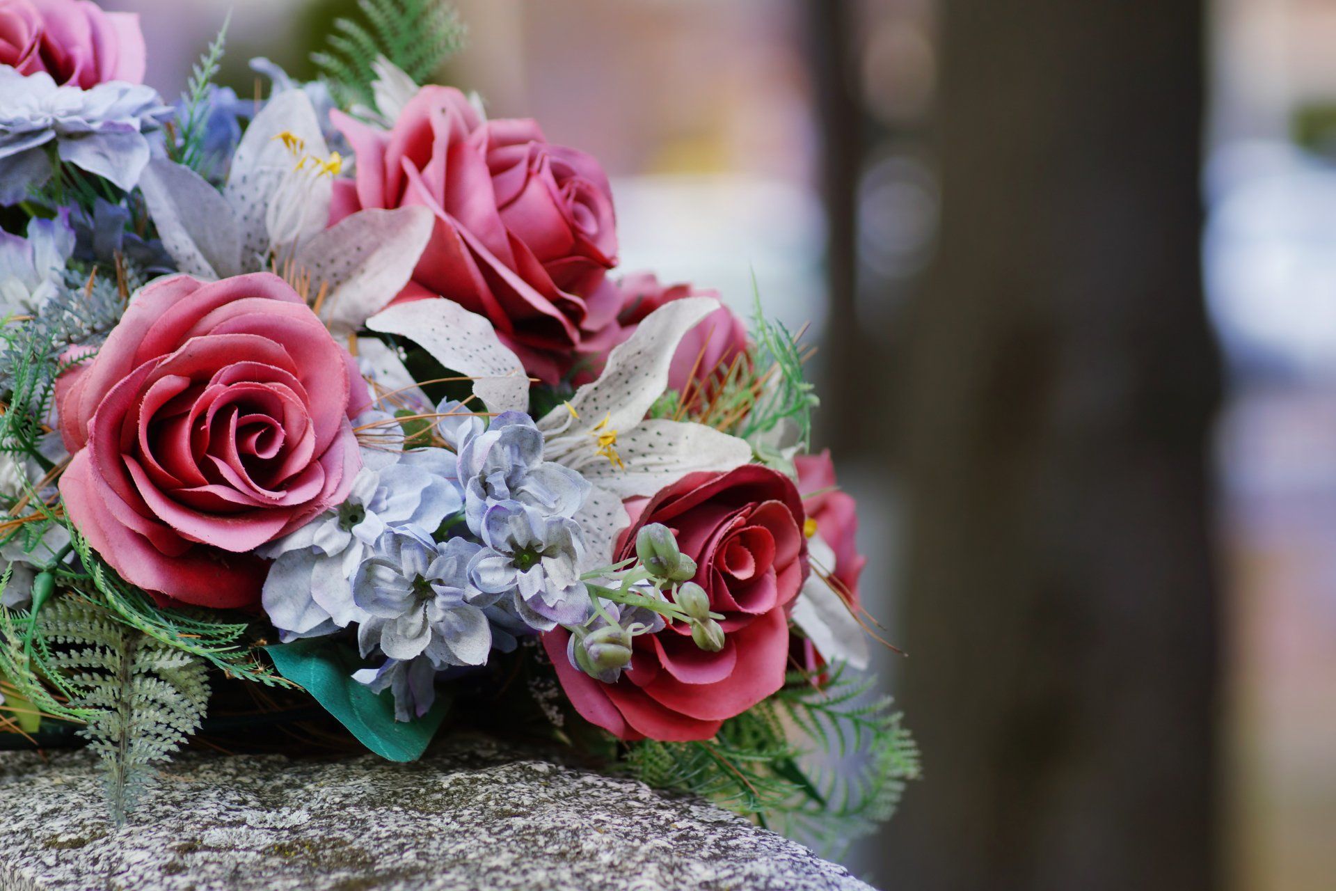 Photo d'un bouquet de fleurs roses et bleues