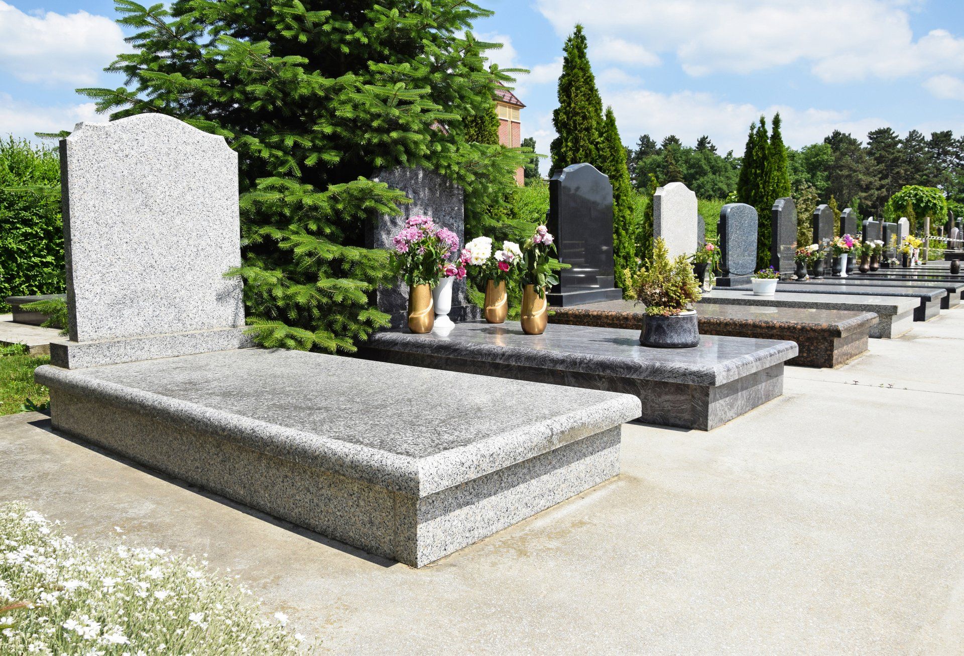 Image d'un cimetière avec des tombes en granit