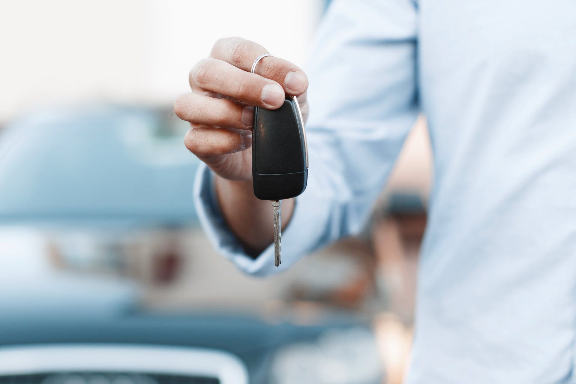 Un homme tient une clé de voiture